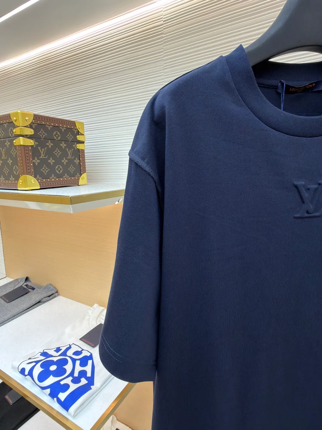 LOUISVUITTON embossed small label T-shirt ●Authentic product: 4989. Purchased and developed ●Item number: 1682264-A00 ●Fabric: pure cotton fabric ●Technology: embossed production ●Version: fitted version ●Weight: about 305 grams ●Size: XS-S-M-L ●Description: Fabric is 40S/2 Double-strand smooth cotton plain weave, dust-free wool processing; matching 40s single-strand combed cotton, 280g cylindrical machine rib. The front panel is stamped and filled. After low-temperature stamping with a steel stamp, the inside is filled with foam cotton. The bottom surface is directly sealed with low-temperature hot melt glue at 80 degrees Celsius. The integrated machine operation makes the relief pattern three-dimensional and full and stylish. High-quality products require natural and beautiful products. The overall wiring is straight and delicate, the fabric is comfortable and soft, and the color is consistent without color difference. It can be matched with the same style to create a fashionable look and control various occasions. Customized accessories, complete with three standards, same style for men and women!